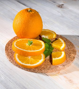  Portakal dilimleri, ahşap bir masada, natürmort.