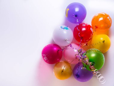 Beyaz arkaplanda renkli balonlar