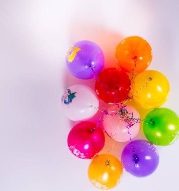 Beyaz arkaplanda renkli balonlar