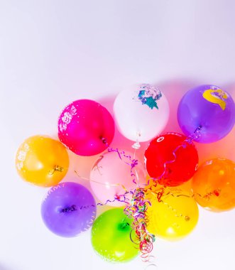 Beyaz arkaplanda renkli balonlar