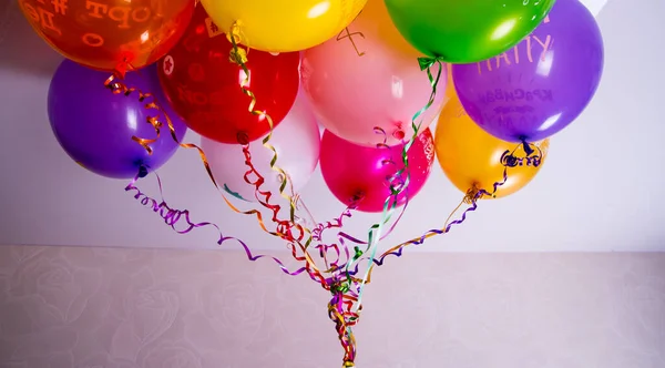 Bunte Luftballons Auf Weißem Hintergrund — Stockfoto