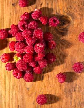  ahşap zemin üzerinde ahududu