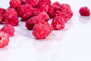 Ahududu beyaz arkaplanda izole edildi, kopyalama alanı, şablon, pankart