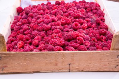  Kutudaki kırmızı ahududular