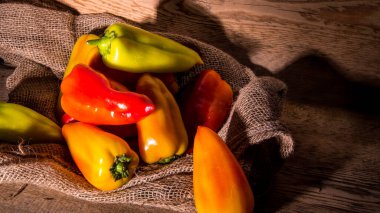 Kırmızı dolma biber, sarı torba, fotokopi alanı, yemek, tatlı, tatlı