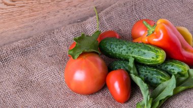 Sebze, domates, salatalık, dolmalık biber, salatalık.