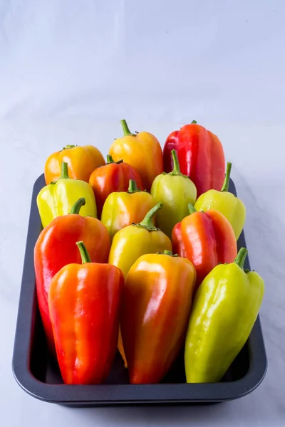 Pimientos Amarillos Verdes Rojos Dulces Búlgaros Una Bandeja Vista Lateral — Foto de Stock