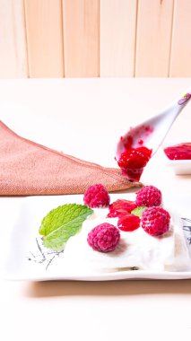  Masanın üzerinde ahududu reçeli olan bir tabak dondurma, fotokopi alanı, yemek, tatlı,