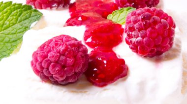 Ahududulu dondurma ve ahududu reçeli. Yakın çekim, fotokopi alanı, yemek, tatlı.