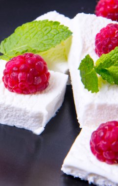  Siyah arkaplanda ahududu ve nane şekerli dondurma.