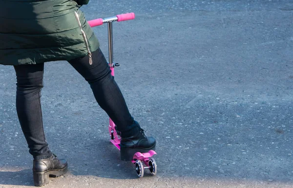 Нога Жінки Стоїть Рожевому Скутері — стокове фото