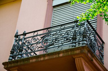 Güzel dövülmüş demir balkon, Freiburg, Almanya 19.07.2017