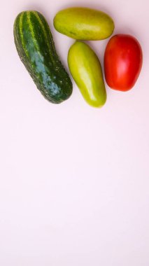 Salatalık, yeşil ve kırmızı domates, yakın plan beyaz arka plan