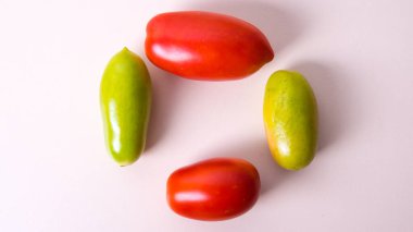 Yeşil ve kırmızı domatesler, yakın plan beyaz arka plan