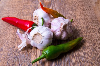  Sıcak yeşil kırmızı biber dilimlenmiş ve dereotlu sarımsak ve biberli.