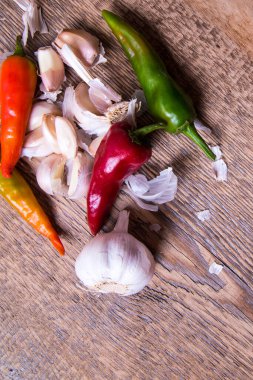  Sıcak yeşil kırmızı biber dilimlenmiş ve dereotlu sarımsak ve biberli.