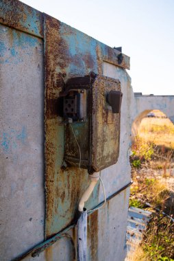 Beton duvarda eski bir elektrik düğmesi