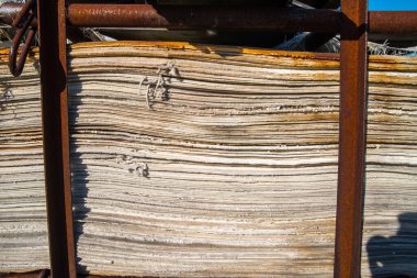 Tahta levhalı eski konteynırlar.