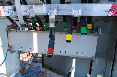 Eski sökülmüş bir kalkanda elektrik büstleri ve kablolar