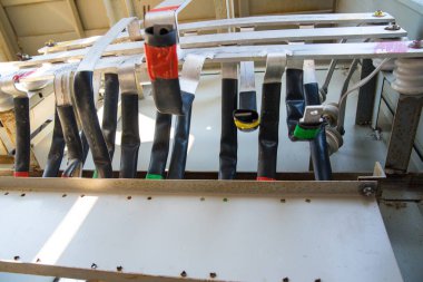 Eski sökülmüş bir kalkanda elektrik büstleri ve kablolar