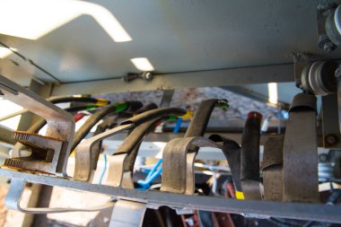 Eski sökülmüş bir kalkanda elektrik büstleri ve kablolar