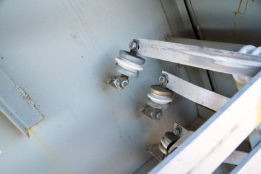 Eski bir panel kutusunda elektrik yalıtıcıları