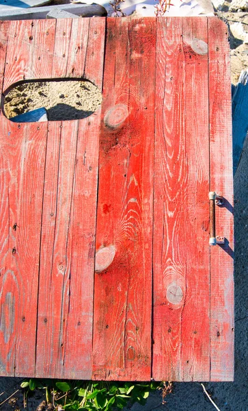 古い赤い木製のドアを閉じます — ストック写真