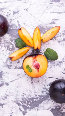 Erikli ve dilimlenmiş, nane yapraklı dilimler.