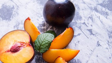 Erikli ve dilimlenmiş, nane yapraklı dilimler.