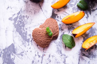 Kalp şeklinde kurabiyeler ve nane yapraklı erik dilimleri.