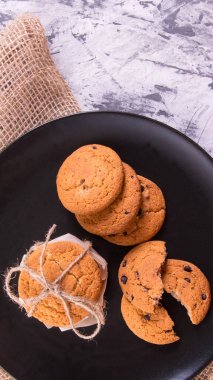 Siyah tabakta kurabiyeler, yan manzara.