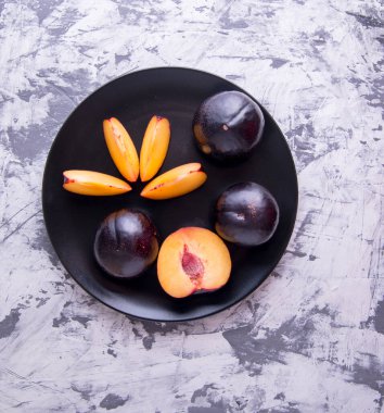 Erikli ve siyah bir tabakta dilimlenmiş.