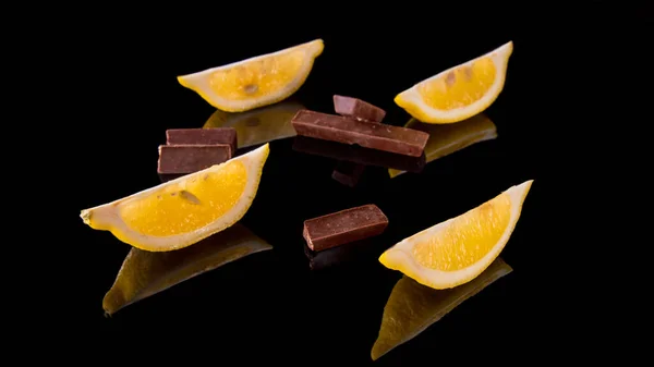 Лимонный Ломтик Кусочками Шоколада Черном Фоне Близко — стоковое фото