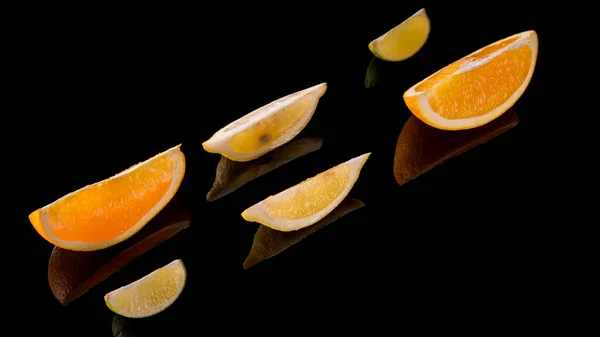 Лимонний Шматочок Лайма Апельсиновий Шматочок Чорному Фоні Крупним Планом — стокове фото