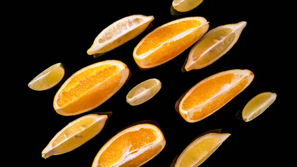 Zitronen Orangenscheiben Auf Schwarzem Hintergrund Nahaufnahme — Stockfoto