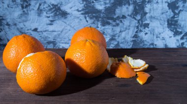 Tüm mandalinalar, eski doğal ahşap bir masa üzerinde soyulmuş, yazı için yer var.