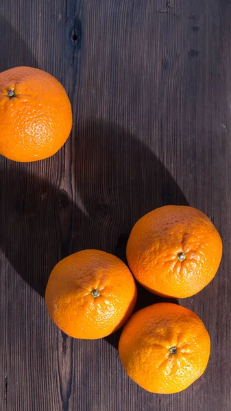 Tangerines Een Oude Natuurlijke Houten Tafel Bovenaanzicht Close Ruimte Voor — Stockfoto