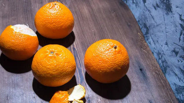 Ganze Mandarinen Geschält Auf Einem Alten Naturholztisch Großaufnahme Platz Für — Stockfoto