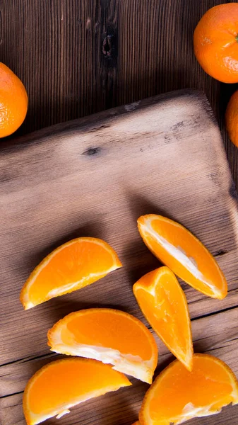 Ganze Mandarinen Scheiben Auf Einem Schneidebrett Alter Dunkler Holztisch Nahaufnahme — Stockfoto