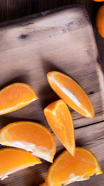 Ganze Mandarinen Scheiben Auf Einem Schneidebrett Alter Dunkler Holztisch Nahaufnahme — Stockfoto