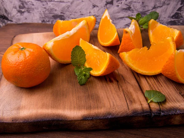 Mandarinen Ganze Scheiben Minzblätter Auf Einem Schneidebrett Einem Alten Dunklen — Stockfoto