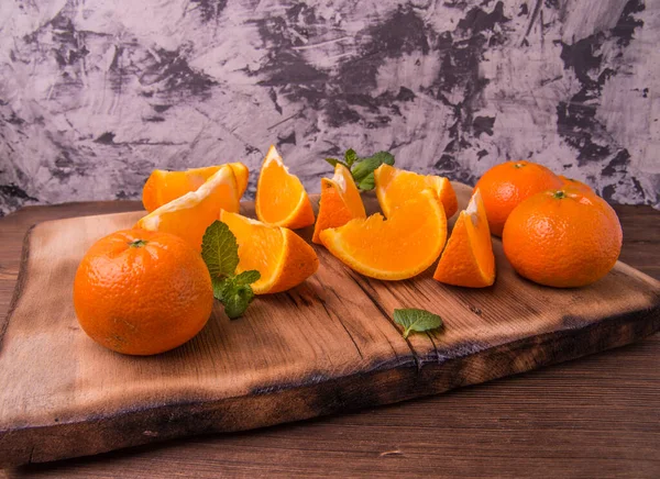 Tangerines Tranches Entières Feuilles Menthe Sur Une Planche Découper Une — Photo