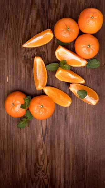 Tangerine Egész Szelet Mentalevél Vágódeszkán Régi Sötét Asztal Közelkép Szöveges — Stock Fotó