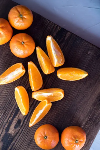 Mandarinen Ganze Scheiben Auf Einem Alten Dunklen Holztisch Nahaufnahme Mit — Stockfoto