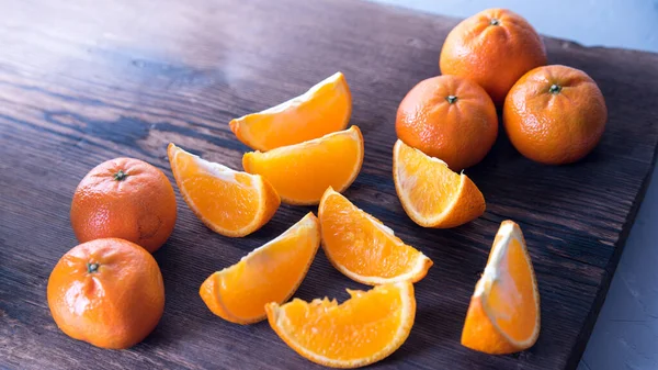 Mandarinen Ganze Scheiben Auf Einem Alten Dunklen Holztisch Nahaufnahme Mit — Stockfoto