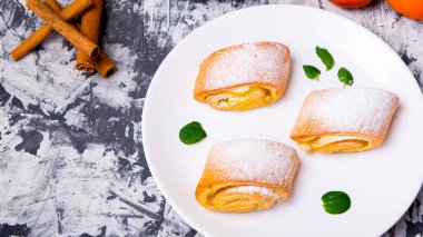 Kesme tahtasına pudralanmış Strudel hamur işi, metin için alan