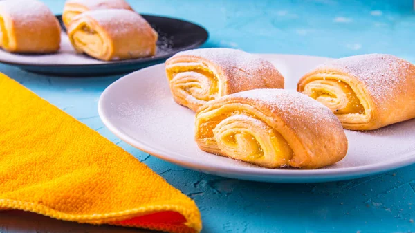 Strudel Backen Kuchen Auf Schwarz Weißem Teller Auf Bläulichem Hintergrund — Stockfoto