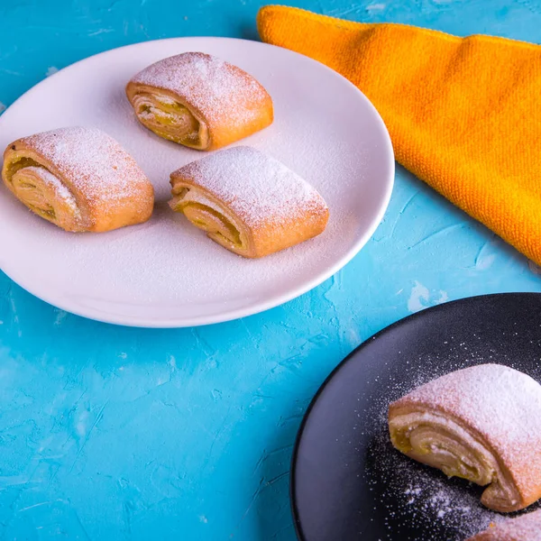 Strudel Backen Kuchen Auf Schwarz Weißem Teller Auf Bläulichem Hintergrund — Stockfoto