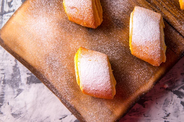 Pâtisserie Strudel Poudre Sur Une Planche Découper Espace Pour Texte — Photo