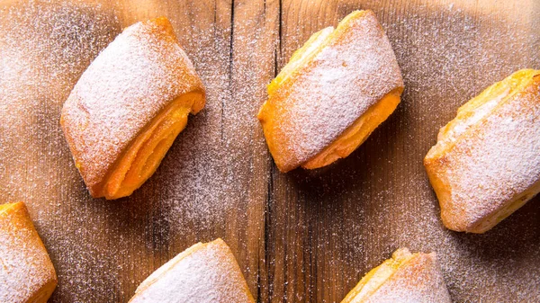 Bakken Strudel Rollen Bestrooid Met Poeder Een Zwart Witte Achtergrond — Stockfoto